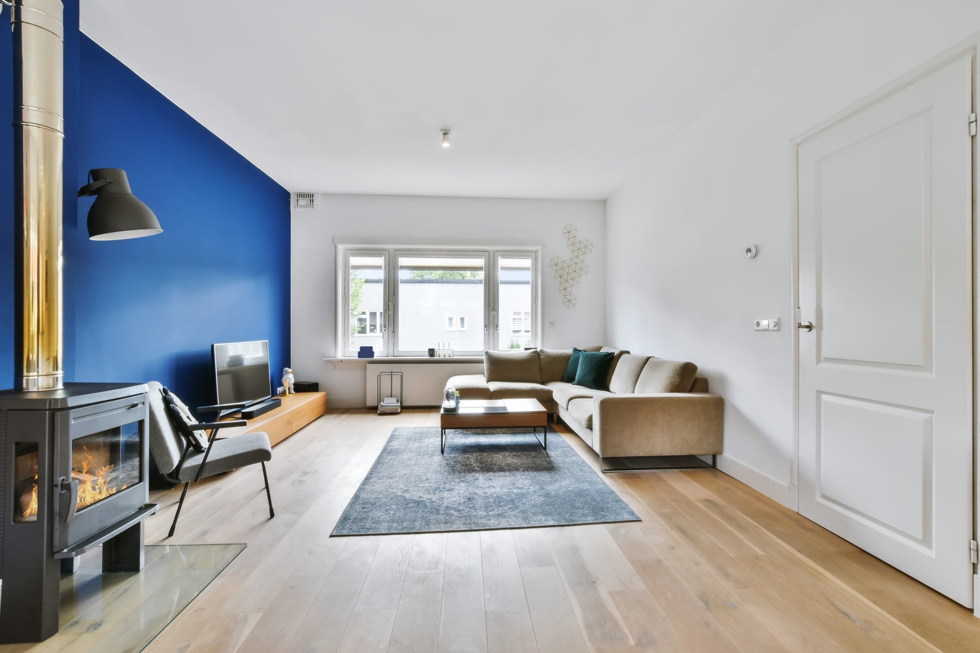 Fed up of a plain wall or piece of furniture? Want to turn the drab into fab? Add some accent colours to really make things pop!
